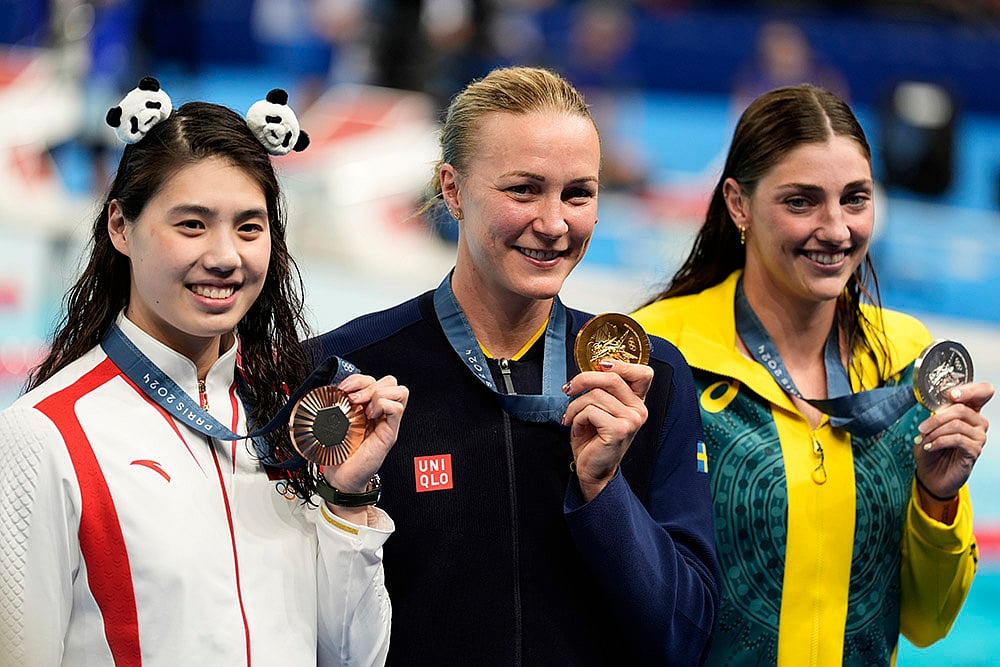| Photo: AP/Brynn Anderson : Women's 50-meter freestyle